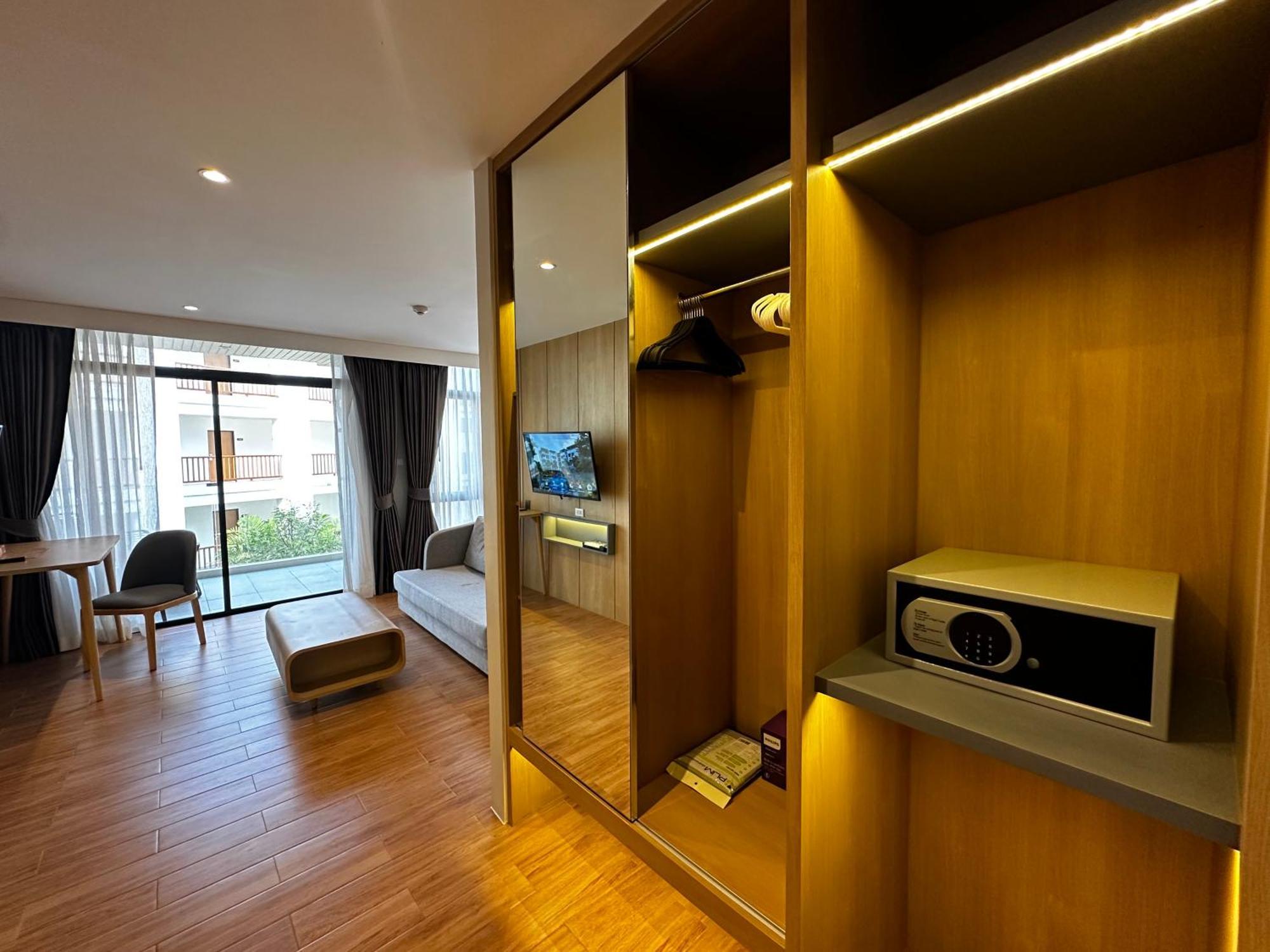 Beachfront At Naithon Apartment