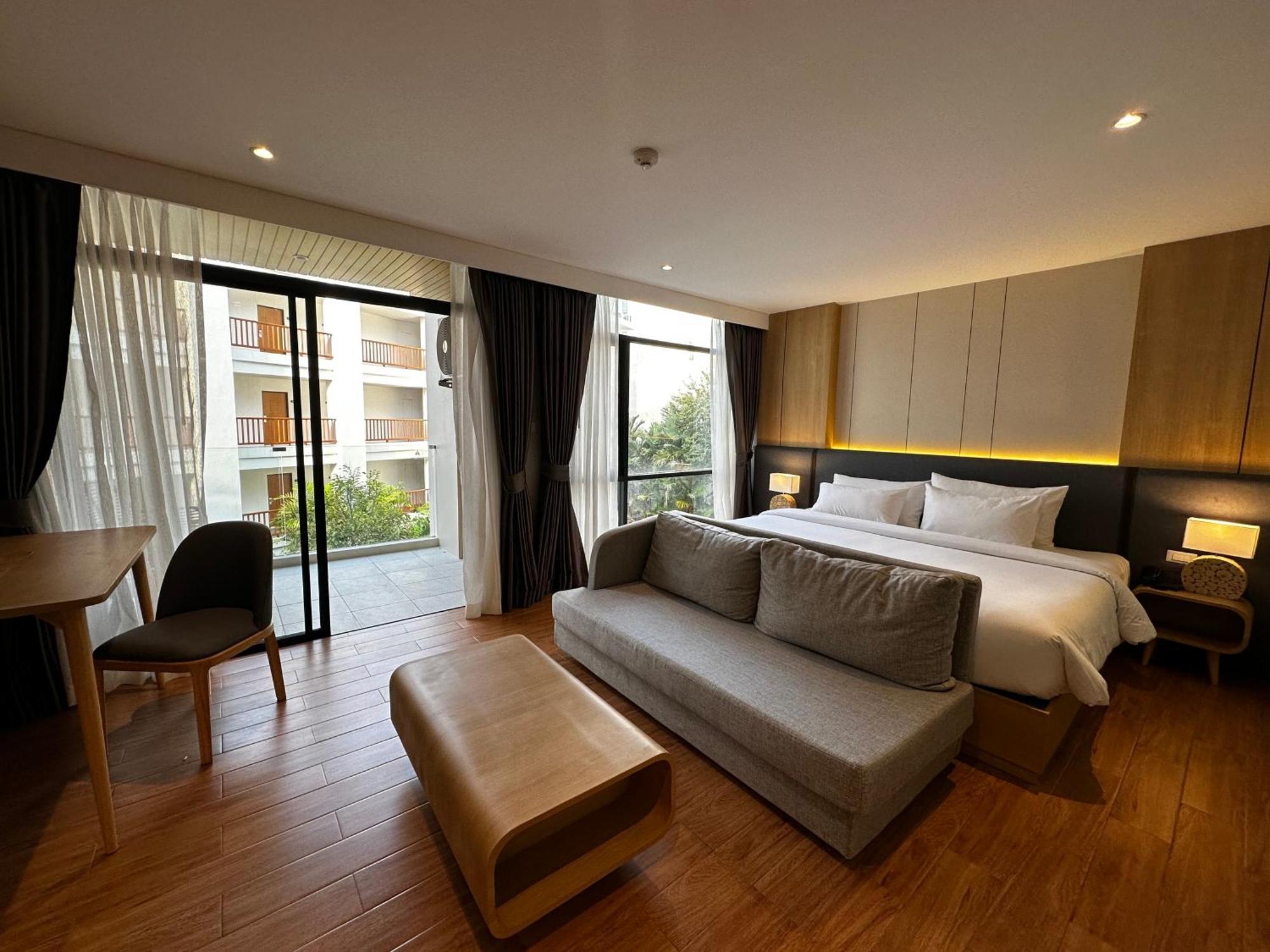 Beachfront At Naithon Apartment *